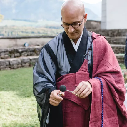Hochzeitsredner Meister Marcel Reding Meditation im Meditationszentrum Kloster Nigredo mit Meister Abt Reding