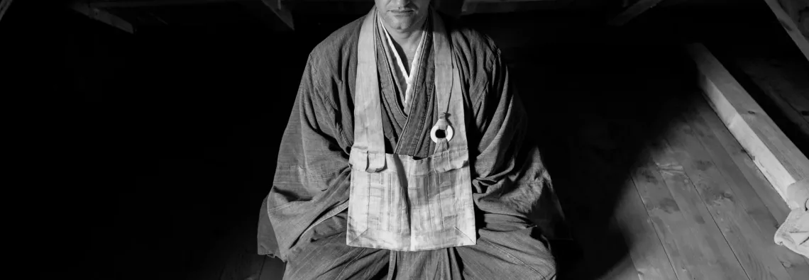 Mann in Meditation, traditionelles Gewand, Schwarz-Weiß-Fotografie