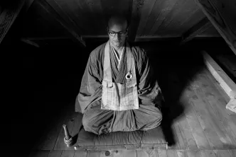 Mann in Meditation, traditionelles Gewand, Schwarz-Weiß-Fotografie