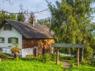 Das Schwarze Kloster Nigredo Reichenburg Gemütliches Landhaus mit grüner Wiese im Sommer
