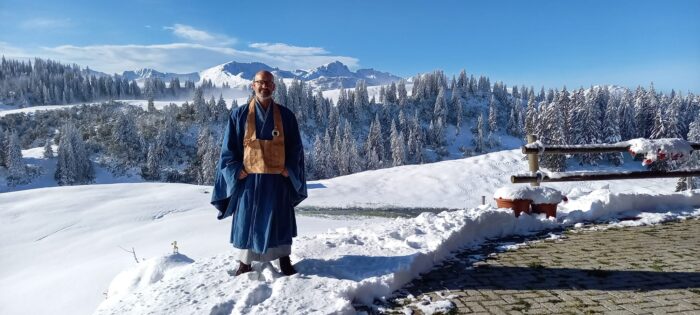 Zen Vater Meister Reding führt durch dasZ Zen Meditationswochenende in Graubünden Grüsch-Danusa. Christliche Meditation und Zen vereint.
