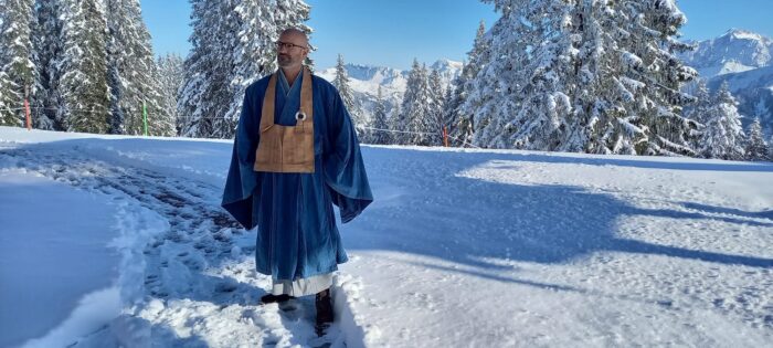 Zen Vater Meister Reding führt durch dasZ Zen Meditationswochenende in Graubünden Grüsch-Danusa. Christliche Meditation und Zen vereint.
