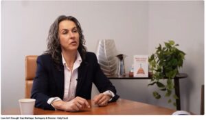 Katy Faust diskutiert die Bedeutung stabiler, biologischer Familieneinheiten und betont, dass Kinder ein Grundrecht auf ihre Mutter und ihren Vater haben. Sie kritisiert den kulturellen Wandel hin zur sexuellen Autonomie, der ihrer Ansicht nach das Kindeswohl untergräbt. Anhand persönlicher Geschichten und Daten untersucht Faust, wie absichtliche Familienzerrüttungen wie Leihmutterschaft oder Scheidung Kindern mehr schaden als tragische Verluste. Sie plädiert für eine Politik, die die Interessen von Kindern in den Vordergrund stellt, und fordert eine Neubewertung moderner Familienideale.