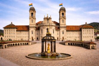 Klostergebäude mit Regenbogenflaggen