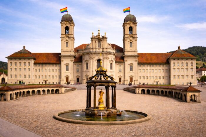 Das Kloster Einsiedeln hat kapituliert – wann kapituliert ihr Gewissen? - Getrennte Eingänge abgeschafft – getrennte Seelen geschaffen